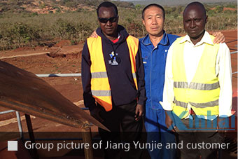 group picture of Jiang Yunjie and the customer