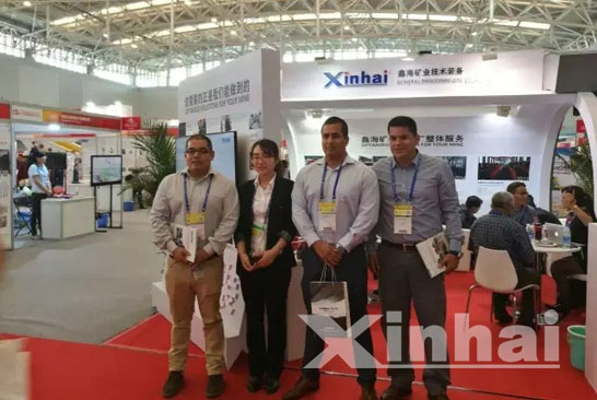 Photo of Visitors took pictures with Xinhai staff.