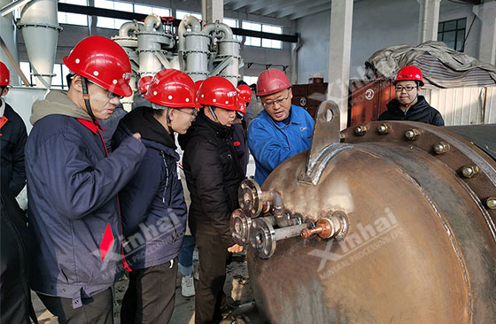 Dongpeng Wu, director of the workshop of the second branch factory, introduced the product production and processing process to teachers and students